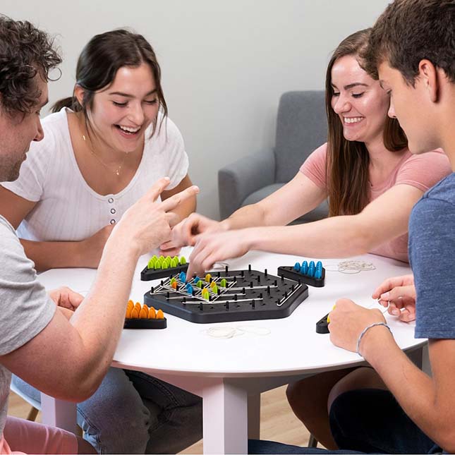 Jeu triangulaire avec élastique