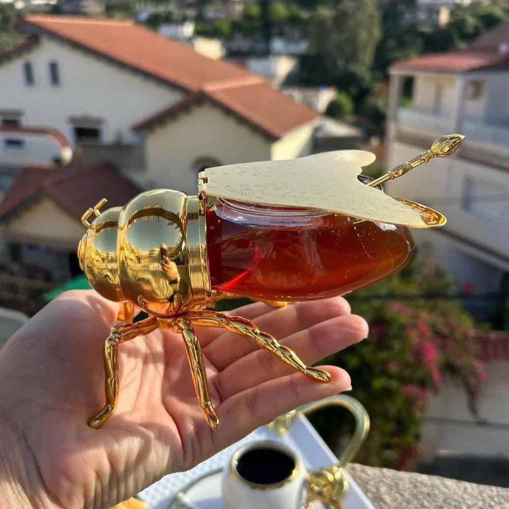 L'Abeille Dorée : L'Éclat du Raffinement à Votre Table